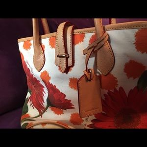 Dooney & Bourke floral medium bucket latch tote